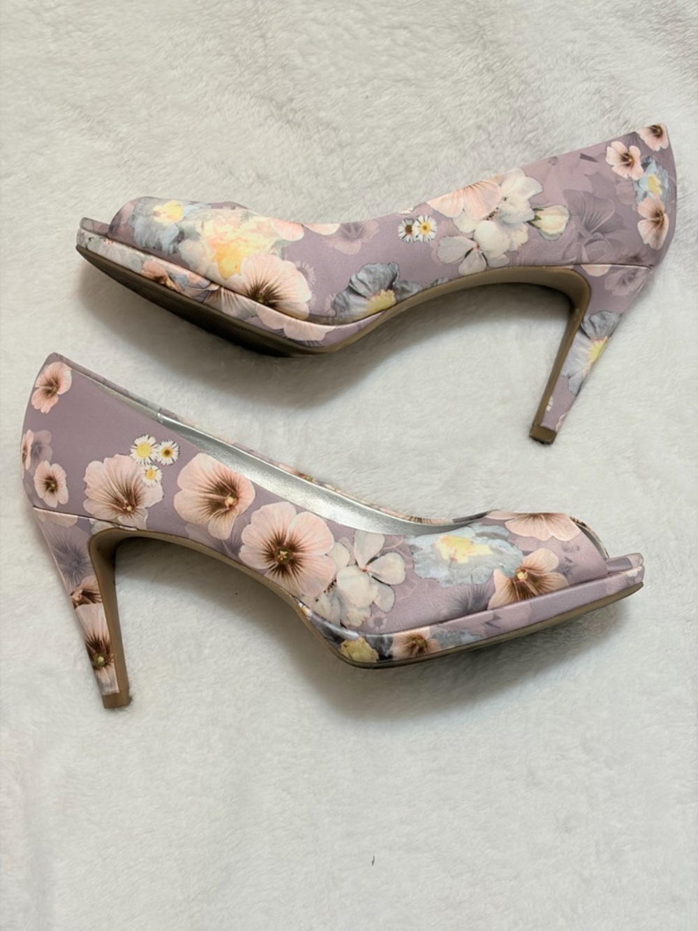 Peep-Toe Floral High Heels in Lavender/Gray - Picture 2 of 6